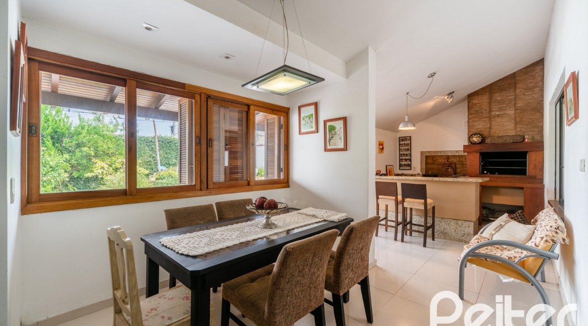 Casa à venda com 290m², 3 dormitórios, 3 suítes, 3 vagas, no bairro Ipanema em Porto Alegre