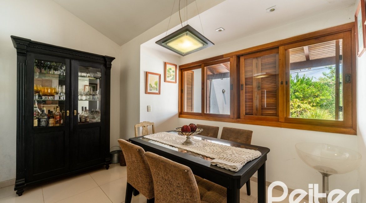 Casa à venda com 290m², 3 dormitórios, 3 suítes, 3 vagas, no bairro Ipanema em Porto Alegre