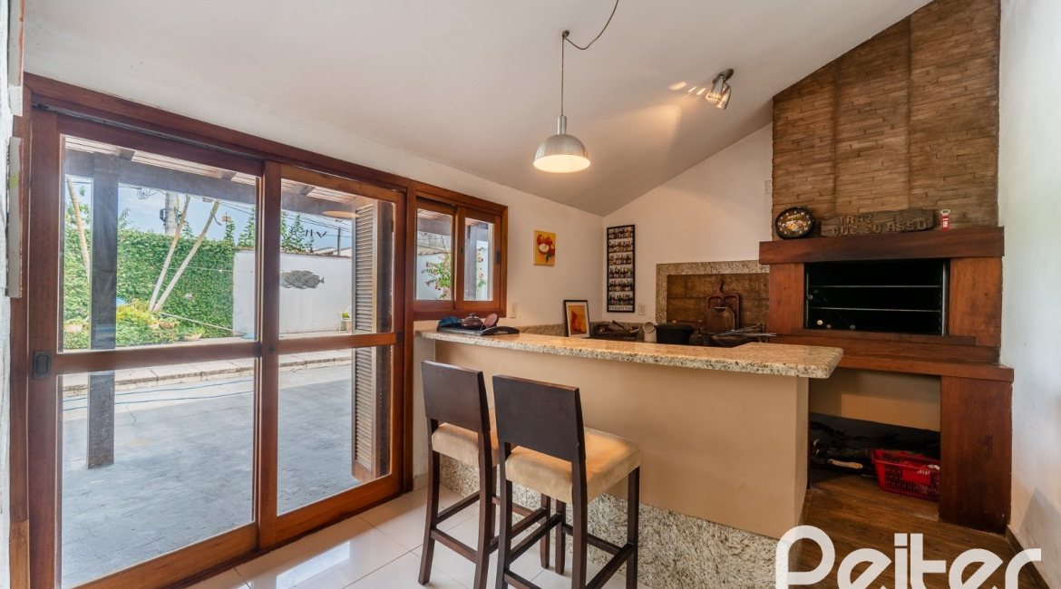 Casa à venda com 290m², 3 dormitórios, 3 suítes, 3 vagas, no bairro Ipanema em Porto Alegre