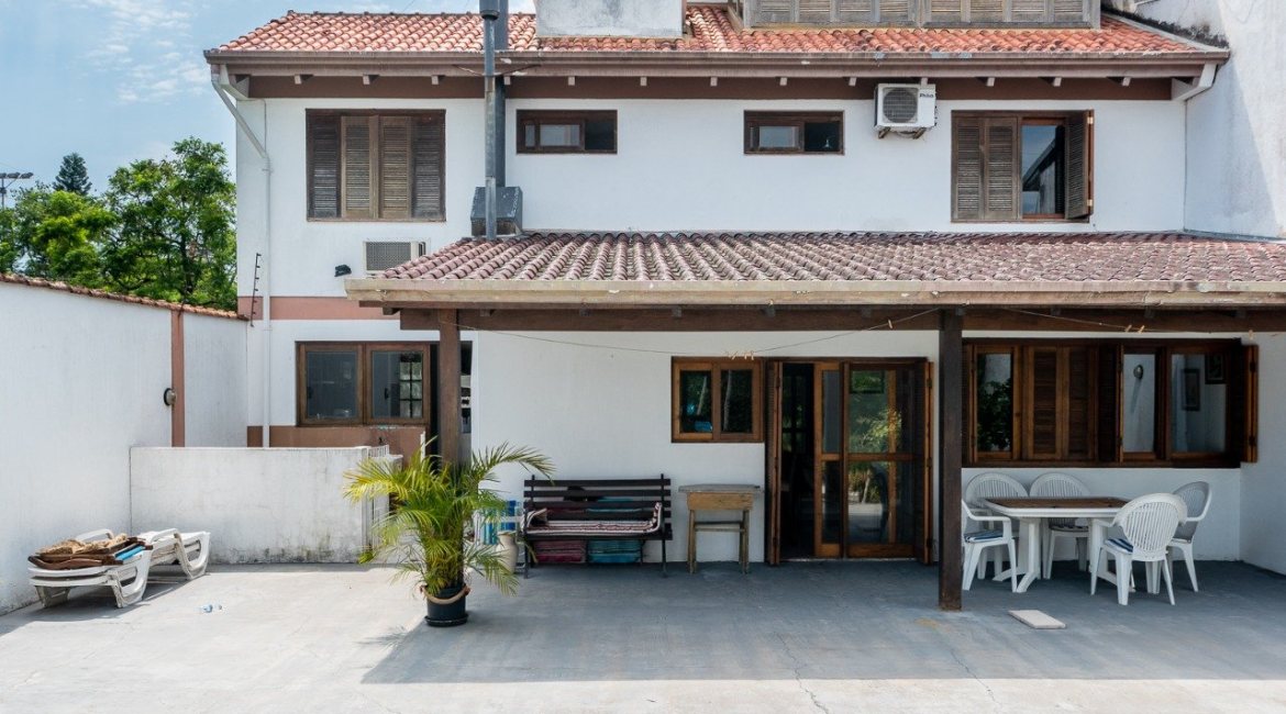 Casa à venda com 290m², 3 dormitórios, 3 suítes, 3 vagas, no bairro Ipanema em Porto Alegre