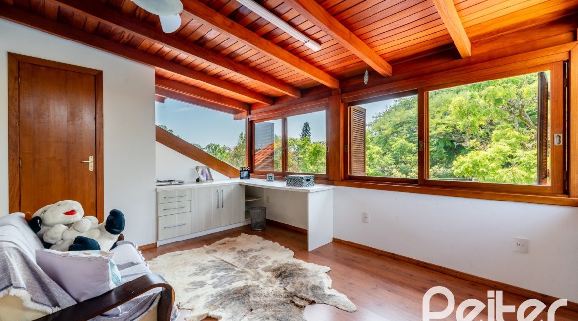 Casa à venda com 290m², 3 dormitórios, 3 suítes, 3 vagas, no bairro Ipanema em Porto Alegre