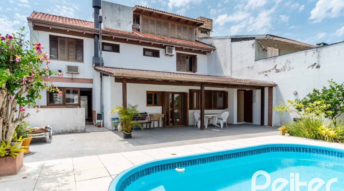 Casa à venda com 290m², 3 dormitórios, 3 suítes, 3 vagas, no bairro Ipanema em Porto Alegre