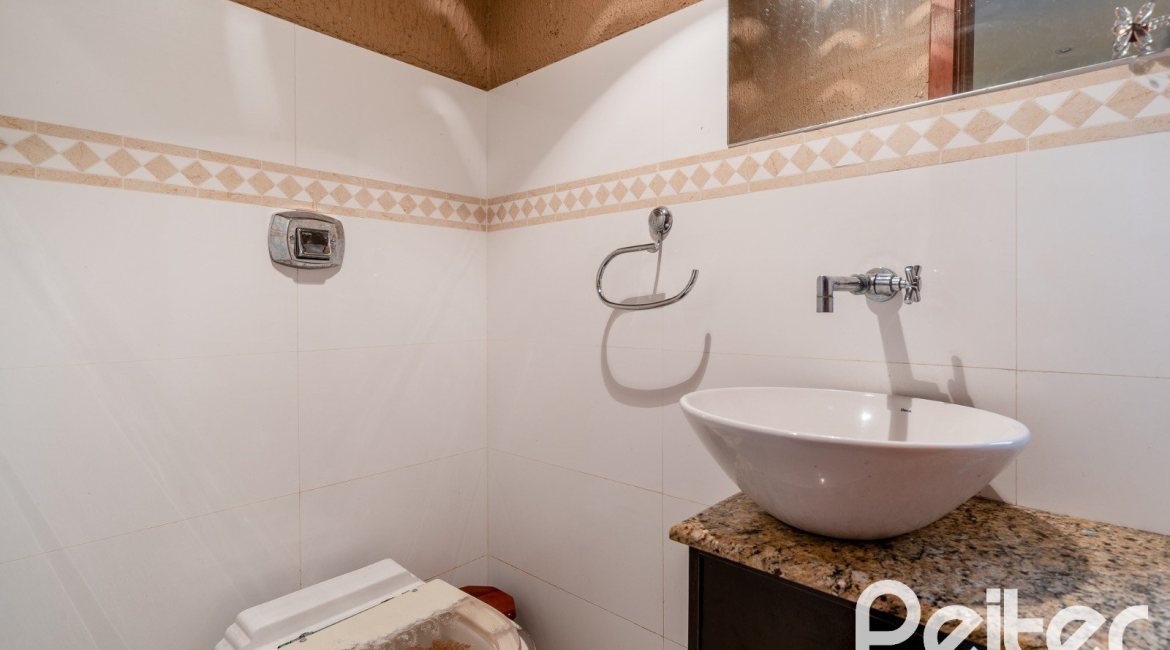 Casa à venda com 290m², 3 dormitórios, 3 suítes, 3 vagas, no bairro Ipanema em Porto Alegre