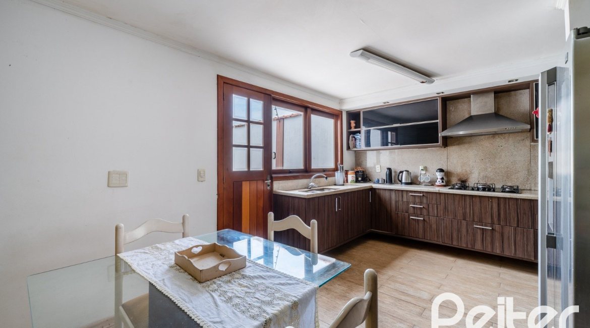 Casa à venda com 290m², 3 dormitórios, 3 suítes, 3 vagas, no bairro Ipanema em Porto Alegre