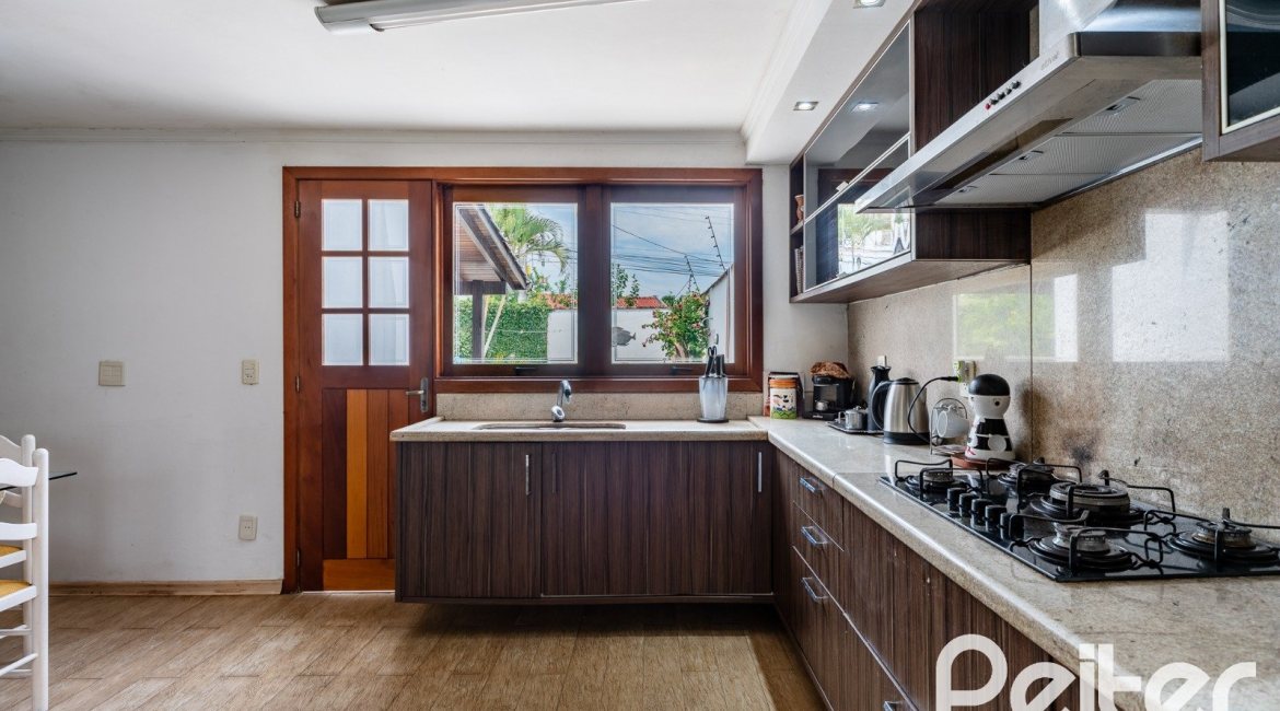 Casa à venda com 290m², 3 dormitórios, 3 suítes, 3 vagas, no bairro Ipanema em Porto Alegre