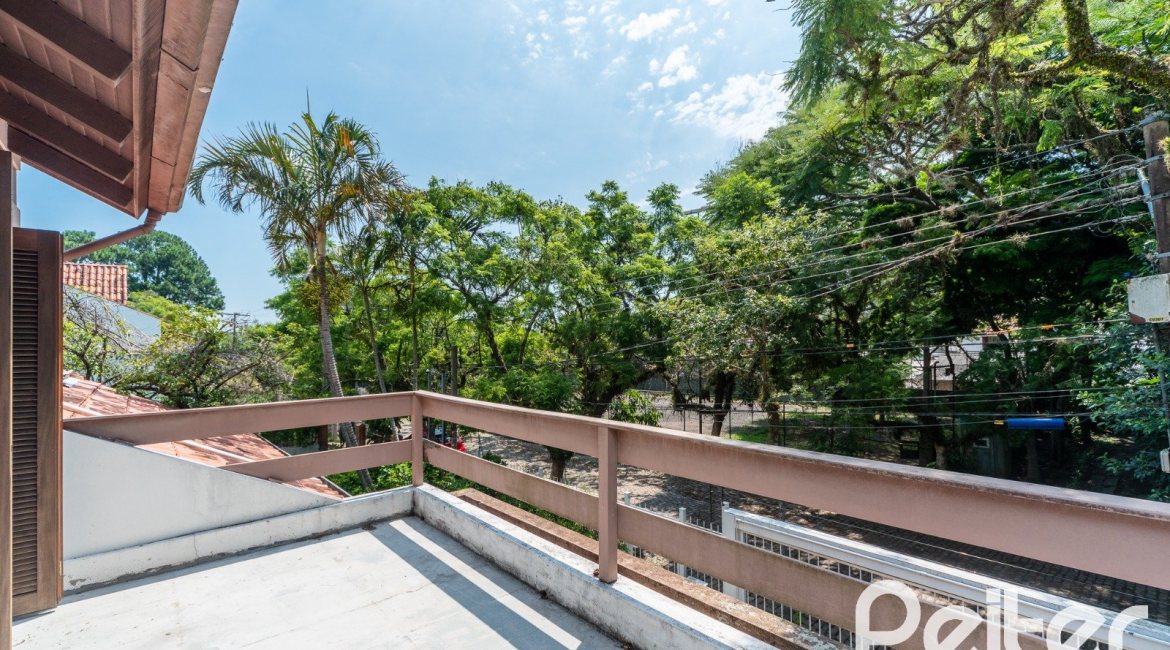 Casa à venda com 290m², 3 dormitórios, 3 suítes, 3 vagas, no bairro Ipanema em Porto Alegre