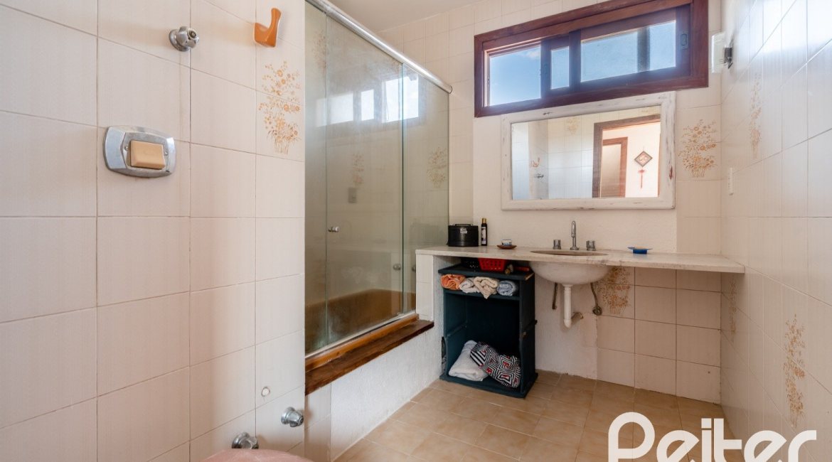 Casa à venda com 290m², 3 dormitórios, 3 suítes, 3 vagas, no bairro Ipanema em Porto Alegre