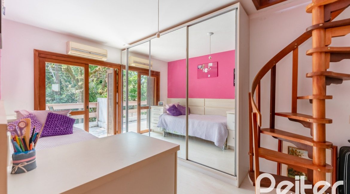 Casa à venda com 290m², 3 dormitórios, 3 suítes, 3 vagas, no bairro Ipanema em Porto Alegre