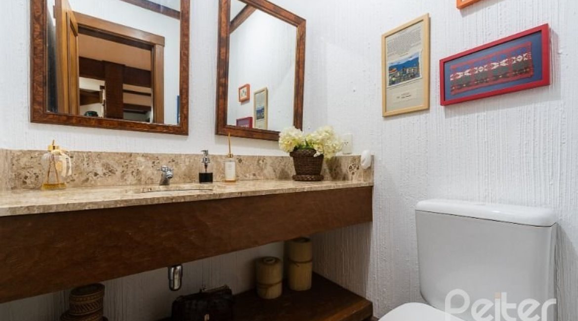 Casa em Condomínio à venda com 232m², 4 dormitórios, 1 suíte, 4 vagas, no bairro Terra Ville em PORTO ALEGRE