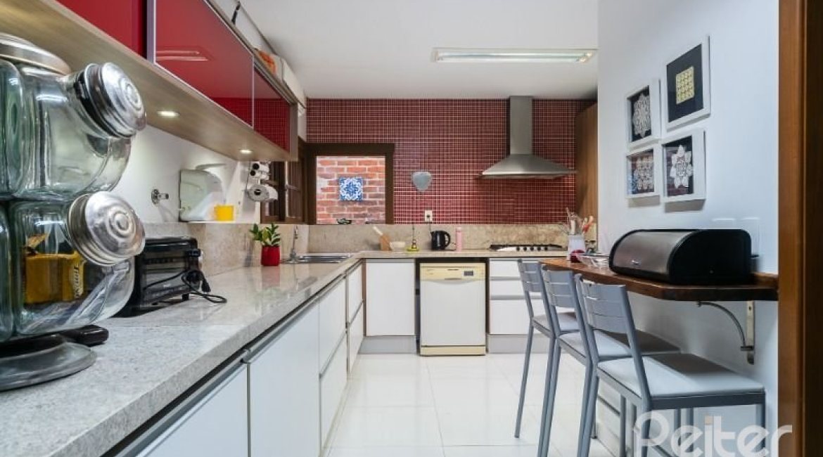 Casa em Condomínio à venda com 232m², 4 dormitórios, 1 suíte, 4 vagas, no bairro Terra Ville em PORTO ALEGRE