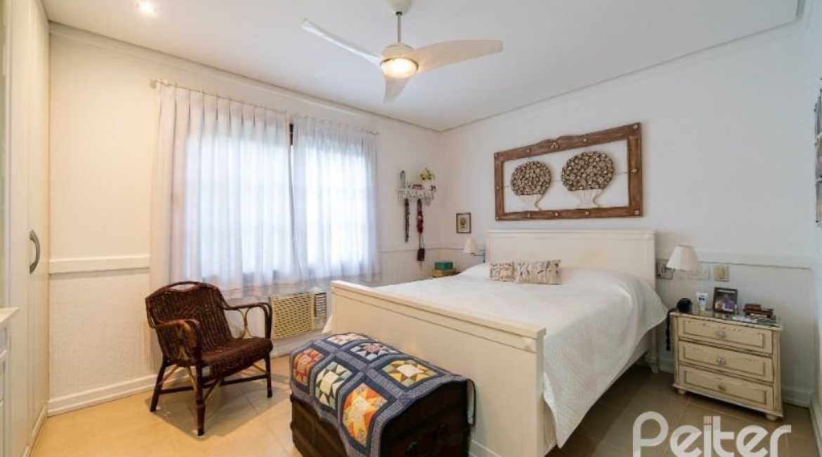 Casa em Condomínio à venda com 232m², 4 dormitórios, 1 suíte, 4 vagas, no bairro Terra Ville em PORTO ALEGRE