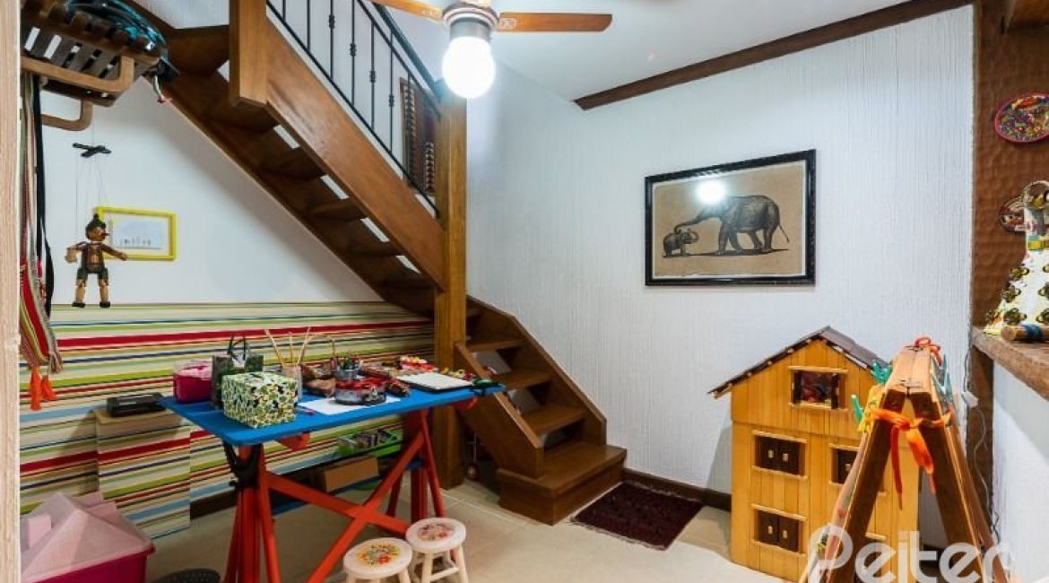 Casa em Condomínio à venda com 232m², 4 dormitórios, 1 suíte, 4 vagas, no bairro Terra Ville em PORTO ALEGRE