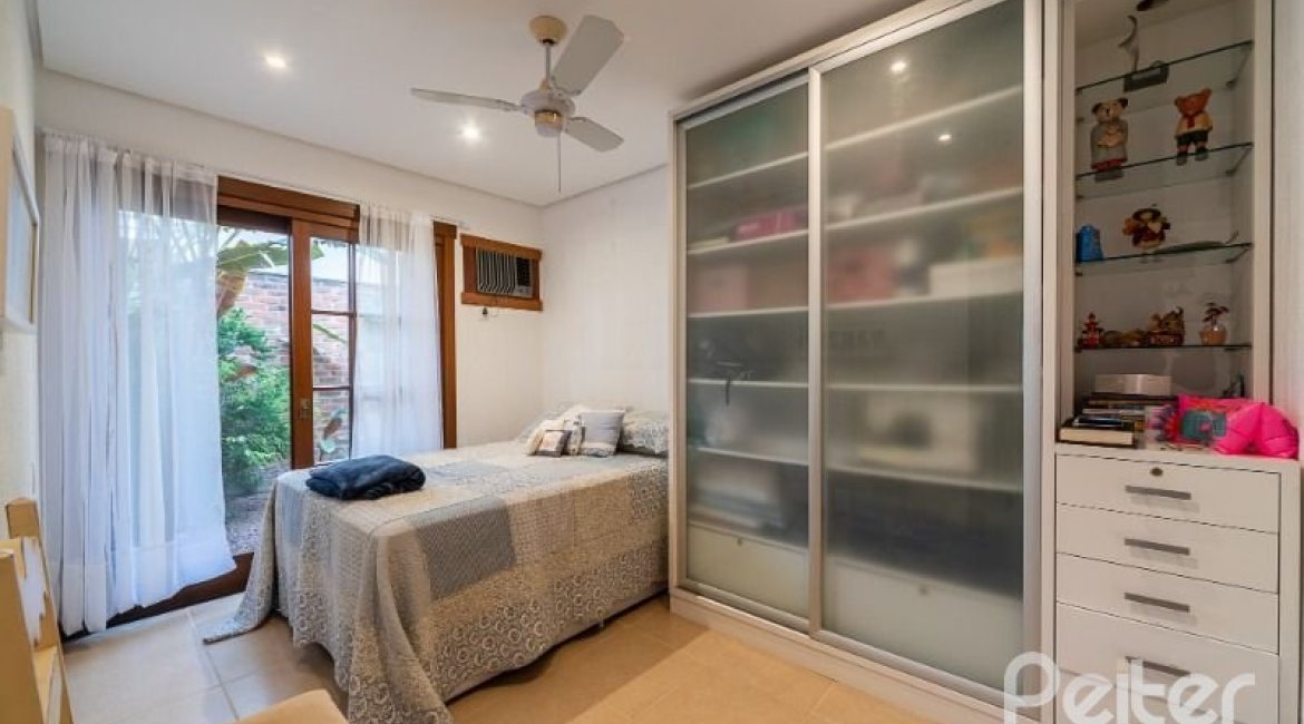 Casa em Condomínio à venda com 232m², 4 dormitórios, 1 suíte, 4 vagas, no bairro Terra Ville em PORTO ALEGRE