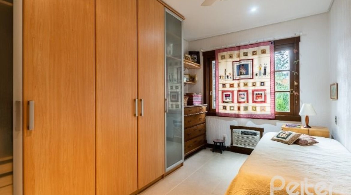 Casa em Condomínio à venda com 232m², 4 dormitórios, 1 suíte, 4 vagas, no bairro Terra Ville em PORTO ALEGRE