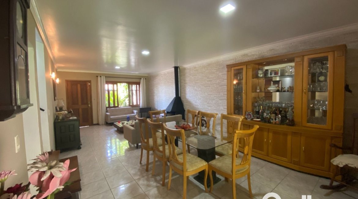 Casa à venda com 360m², 4 dormitórios, 4 suítes, 4 vagas, no bairro Tristeza em Porto Alegre