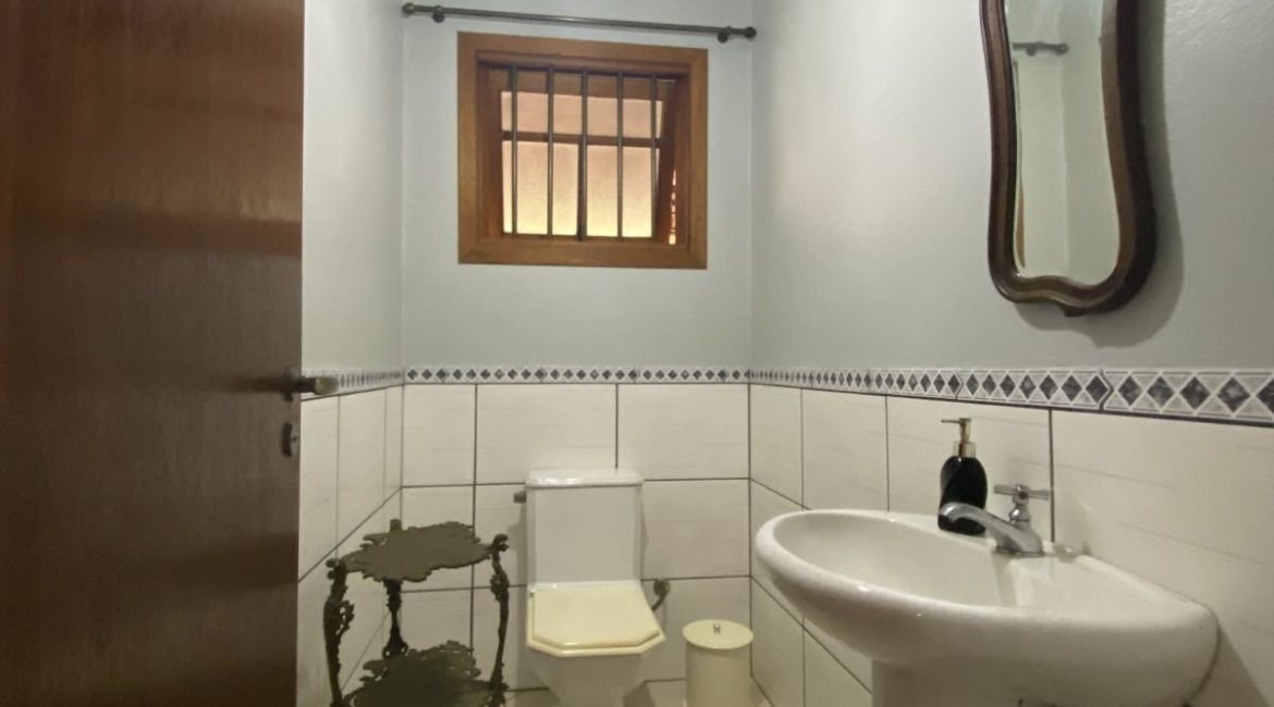 Casa à venda com 360m², 4 dormitórios, 4 suítes, 4 vagas, no bairro Tristeza em Porto Alegre