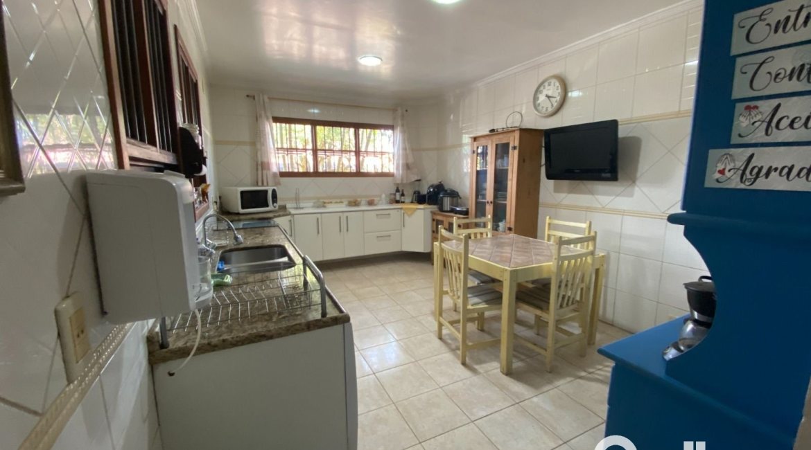 Casa à venda com 360m², 4 dormitórios, 4 suítes, 4 vagas, no bairro Tristeza em Porto Alegre