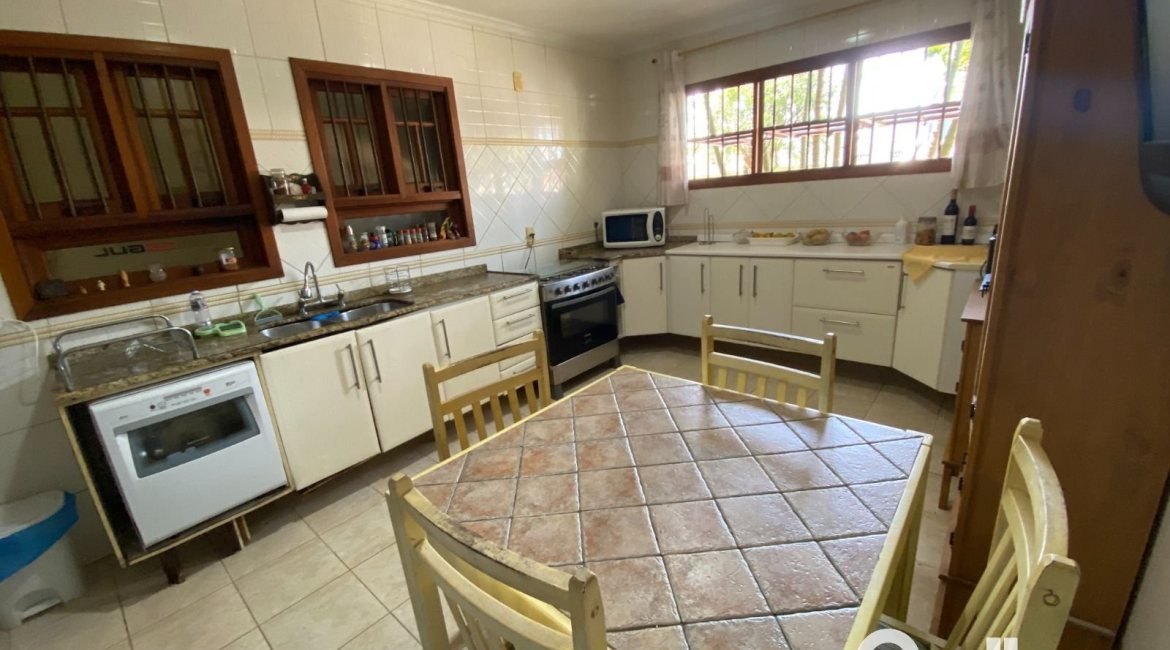 Casa à venda com 360m², 4 dormitórios, 4 suítes, 4 vagas, no bairro Tristeza em Porto Alegre