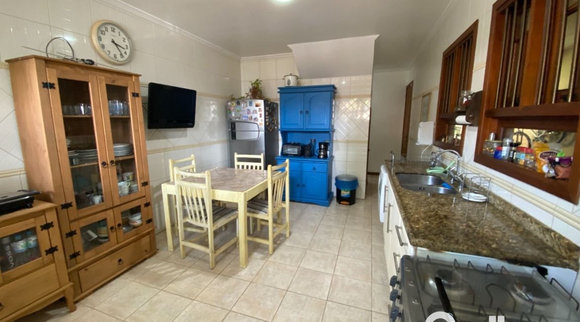 Casa à venda com 360m², 4 dormitórios, 4 suítes, 4 vagas, no bairro Tristeza em Porto Alegre