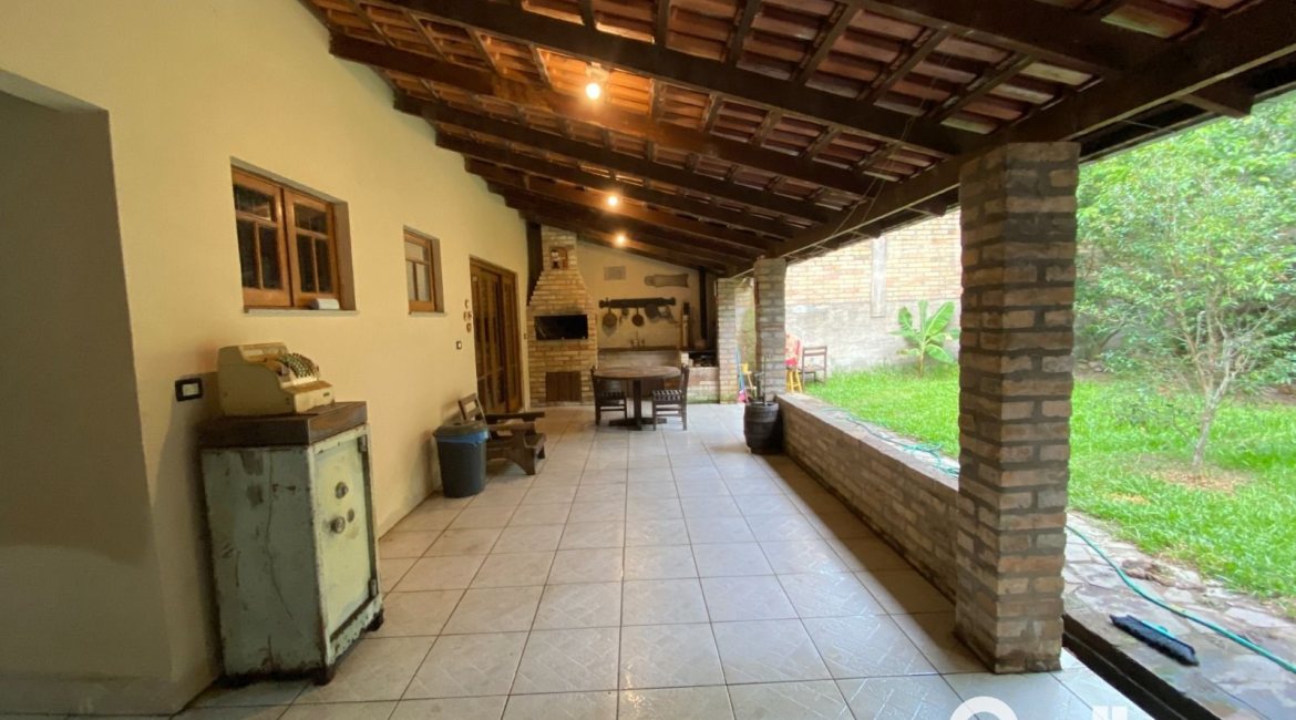 Casa à venda com 360m², 4 dormitórios, 4 suítes, 4 vagas, no bairro Tristeza em Porto Alegre