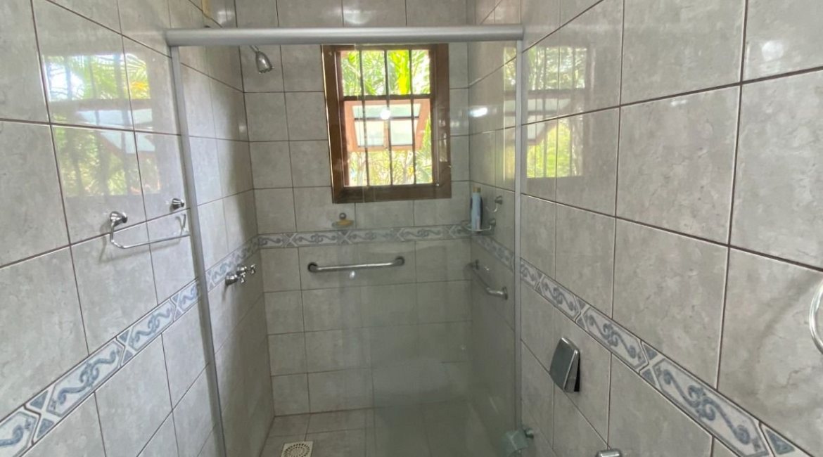 Casa à venda com 360m², 4 dormitórios, 4 suítes, 4 vagas, no bairro Tristeza em Porto Alegre