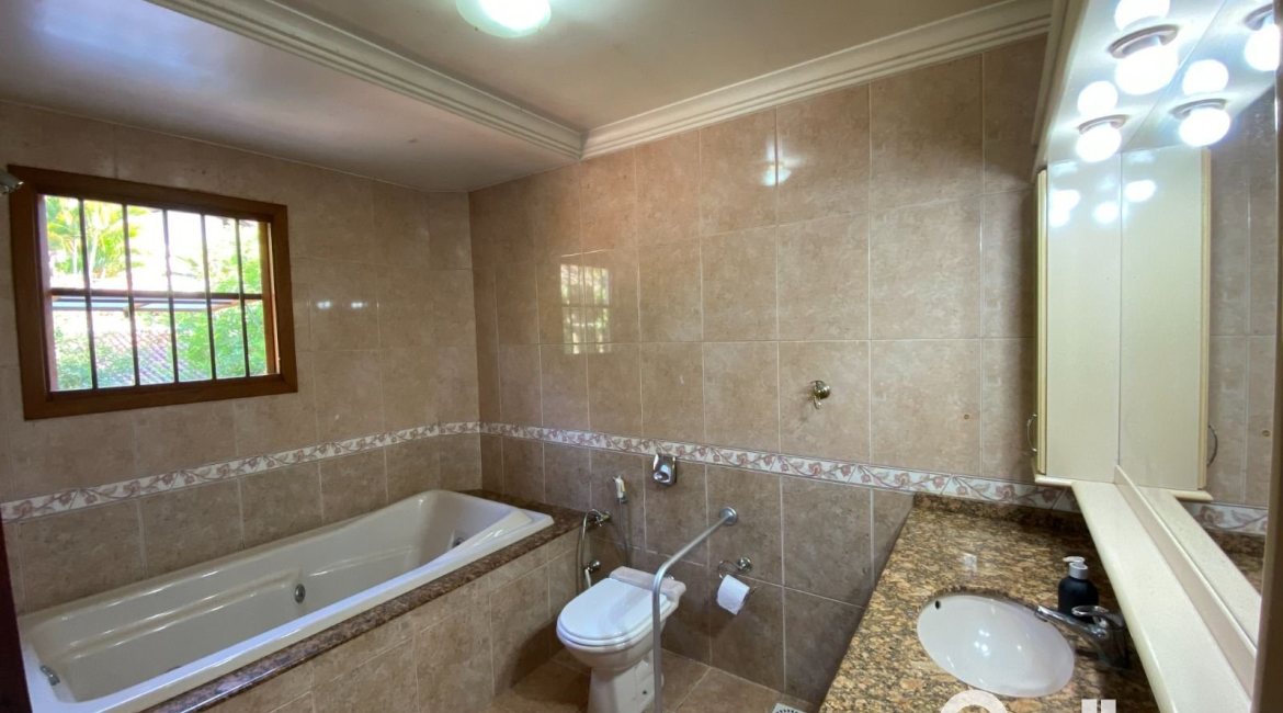 Casa à venda com 360m², 4 dormitórios, 4 suítes, 4 vagas, no bairro Tristeza em Porto Alegre