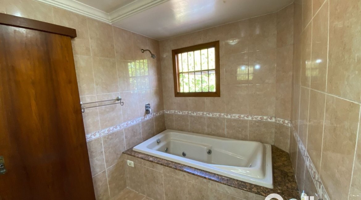 Casa à venda com 360m², 4 dormitórios, 4 suítes, 4 vagas, no bairro Tristeza em Porto Alegre