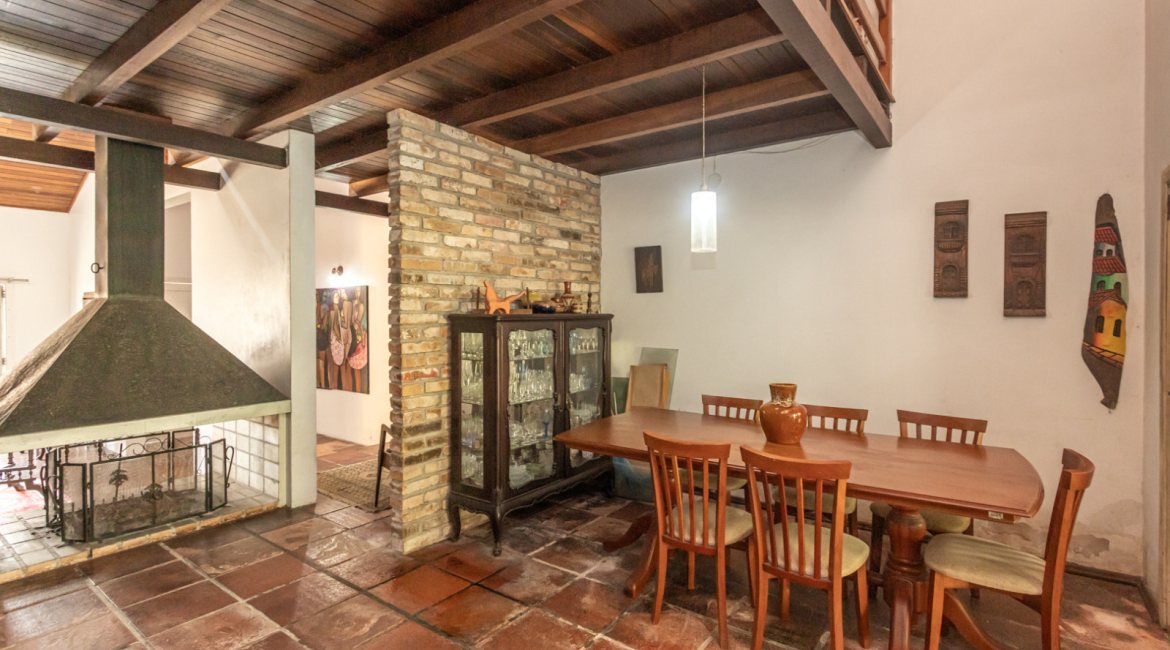 Casa à venda com 367m², 4 dormitórios, 2 suítes, 4 vagas, no bairro Jardim Isabel em Porto Alegre