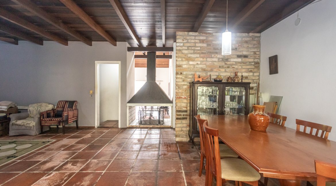 Casa à venda com 367m², 4 dormitórios, 2 suítes, 4 vagas, no bairro Jardim Isabel em Porto Alegre