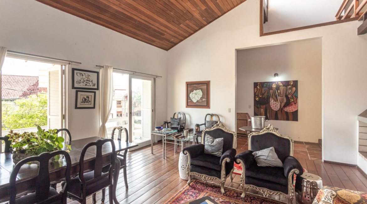 Casa à venda com 367m², 4 dormitórios, 2 suítes, 4 vagas, no bairro Jardim Isabel em Porto Alegre