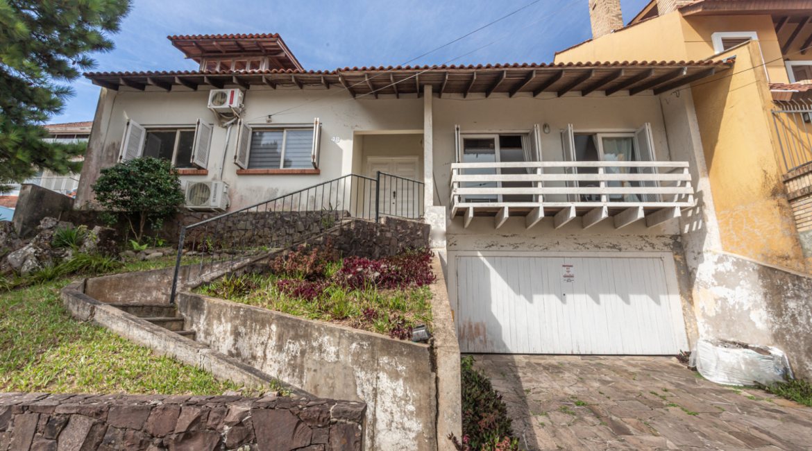 Casa à venda com 367m², 4 dormitórios, 2 suítes, 4 vagas, no bairro Jardim Isabel em Porto Alegre