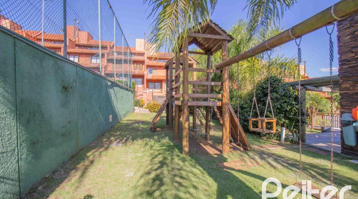 Casa em Condomínio à venda com 382m², 4 dormitórios, 1 suíte, 3 vagas, no bairro Cristal em PORTO ALEGRE