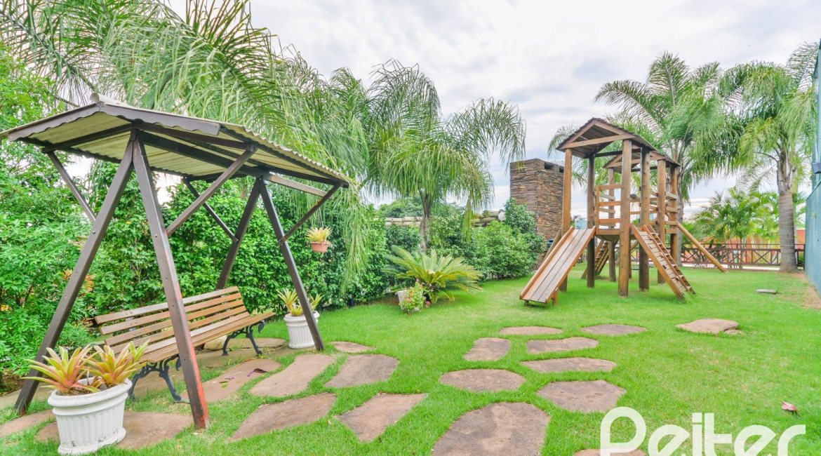 Casa em Condomínio à venda com 382m², 4 dormitórios, 1 suíte, 3 vagas, no bairro Cristal em PORTO ALEGRE