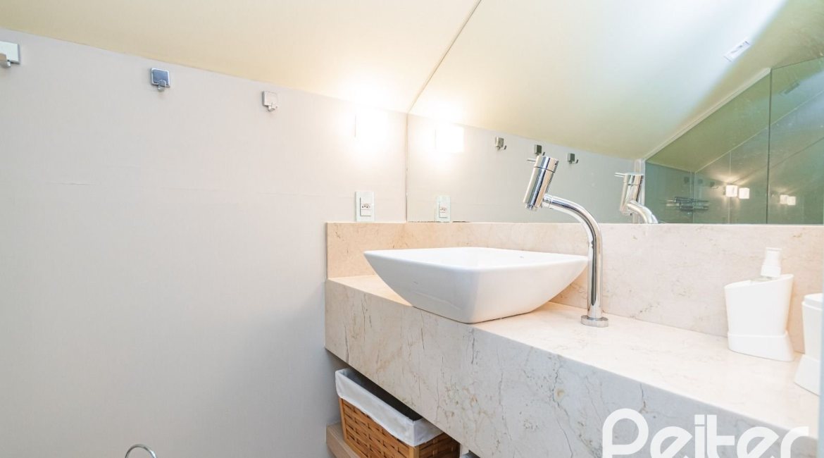 Casa em Condomínio à venda com 941m², 5 dormitórios, 5 suítes, 6 vagas, no bairro Terra Ville em PORTO ALEGRE