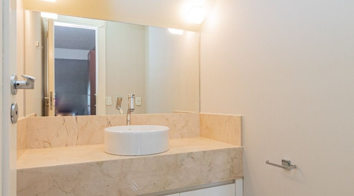 Casa em Condomínio à venda com 941m², 5 dormitórios, 5 suítes, 6 vagas, no bairro Terra Ville em PORTO ALEGRE