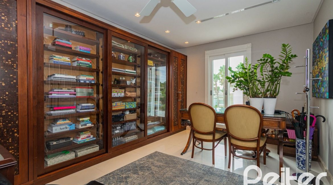 Casa em Condomínio à venda com 941m², 5 dormitórios, 5 suítes, 6 vagas, no bairro Terra Ville em PORTO ALEGRE