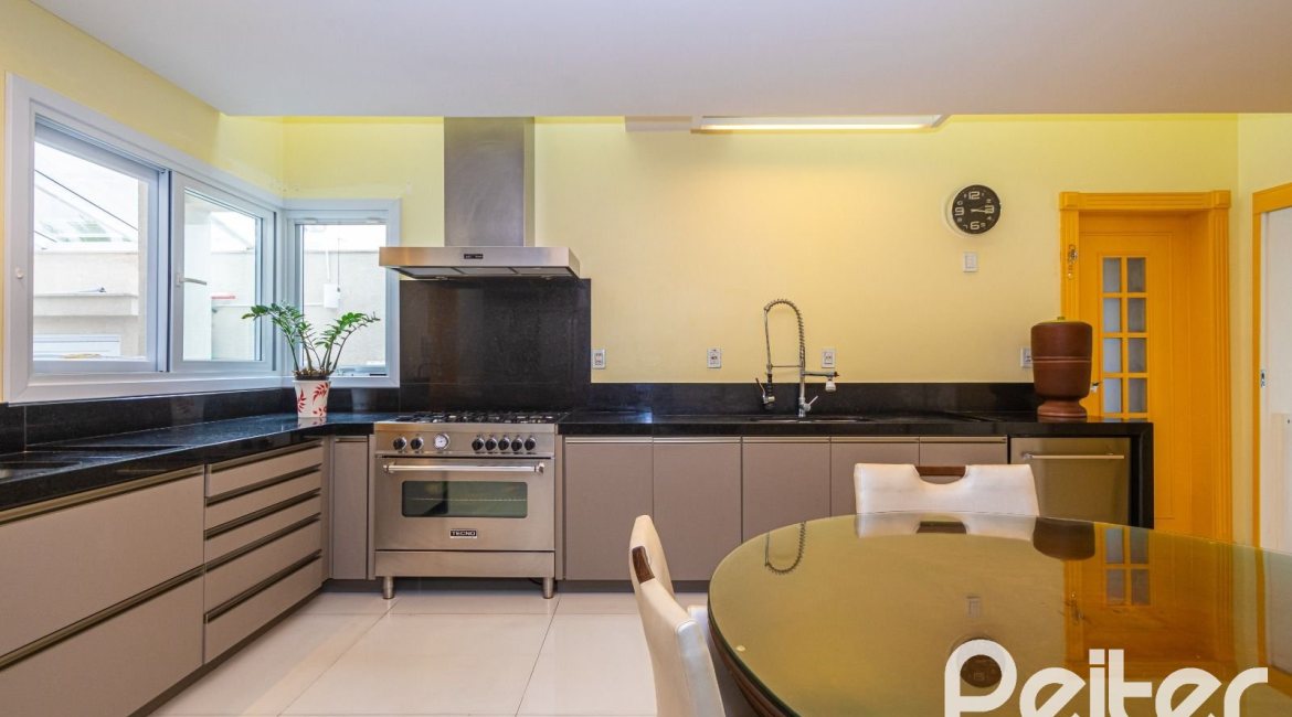 Casa em Condomínio à venda com 941m², 5 dormitórios, 5 suítes, 6 vagas, no bairro Terra Ville em PORTO ALEGRE