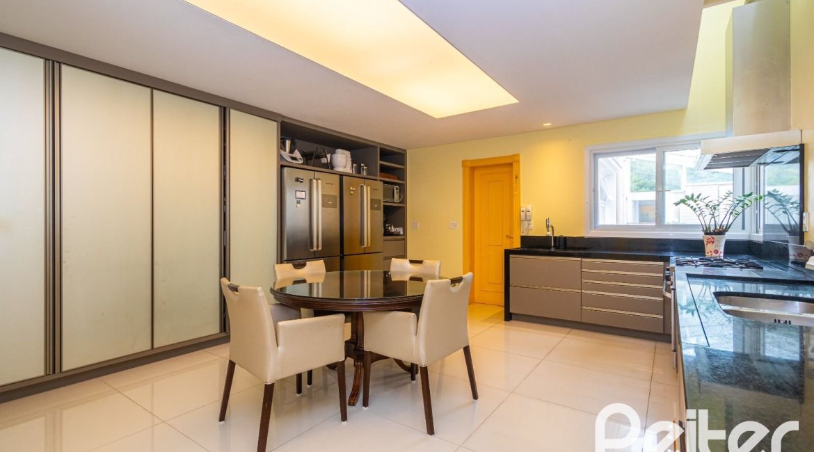 Casa em Condomínio à venda com 941m², 5 dormitórios, 5 suítes, 6 vagas, no bairro Terra Ville em PORTO ALEGRE