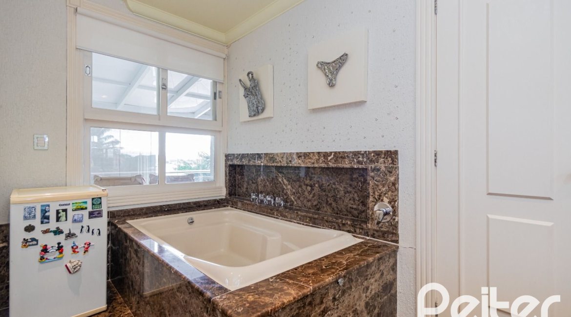 Casa em Condomínio à venda com 941m², 5 dormitórios, 5 suítes, 6 vagas, no bairro Terra Ville em PORTO ALEGRE