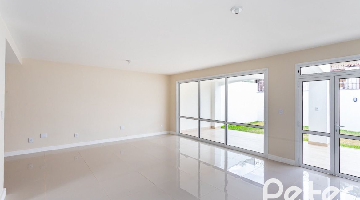 Casa em Condomínio à venda com 190m², 3 dormitórios, 1 suíte, 2 vagas, no bairro Vila Nova em PORTO ALEGRE