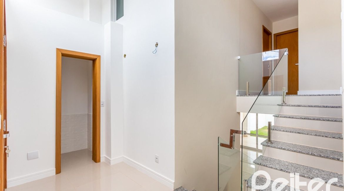 Casa em Condomínio à venda com 190m², 3 dormitórios, 1 suíte, 2 vagas, no bairro Vila Nova em PORTO ALEGRE