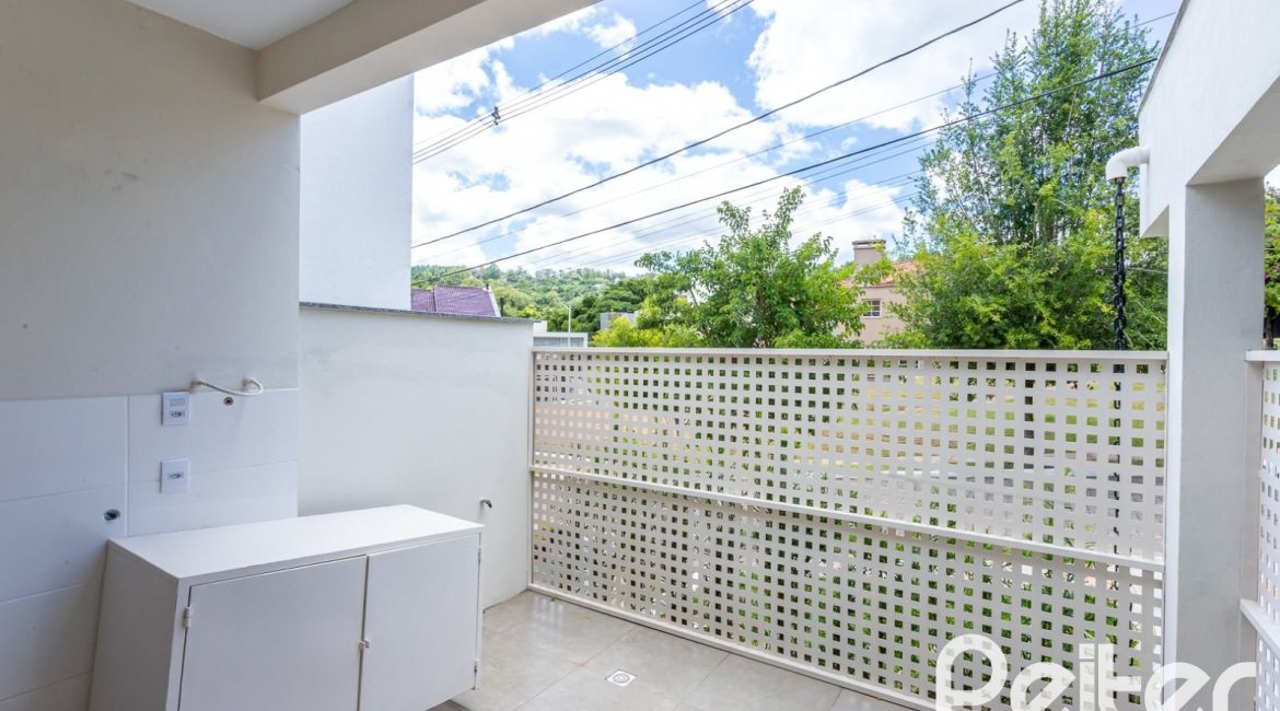 Casa em Condomínio à venda com 190m², 3 dormitórios, 1 suíte, 2 vagas, no bairro Vila Nova em PORTO ALEGRE