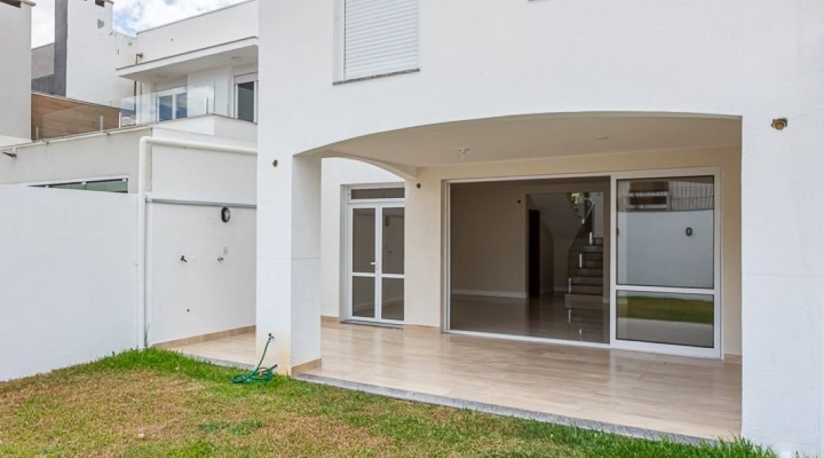 Casa em Condomínio à venda com 190m², 3 dormitórios, 1 suíte, 2 vagas, no bairro Vila Nova em PORTO ALEGRE