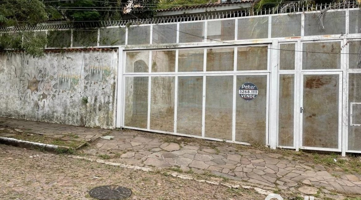 Casa à venda com 440m², 4 dormitórios, 1 suíte, 4 vagas, no bairro Tristeza em Porto Alegre