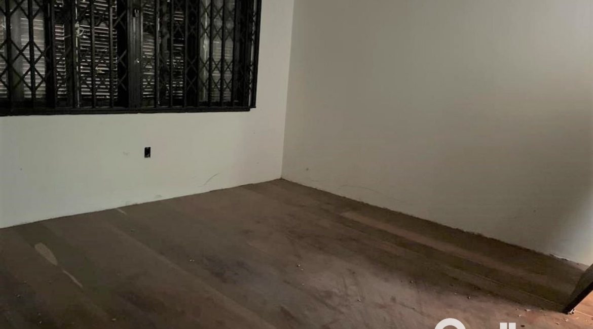 Casa à venda com 440m², 4 dormitórios, 1 suíte, 4 vagas, no bairro Tristeza em Porto Alegre