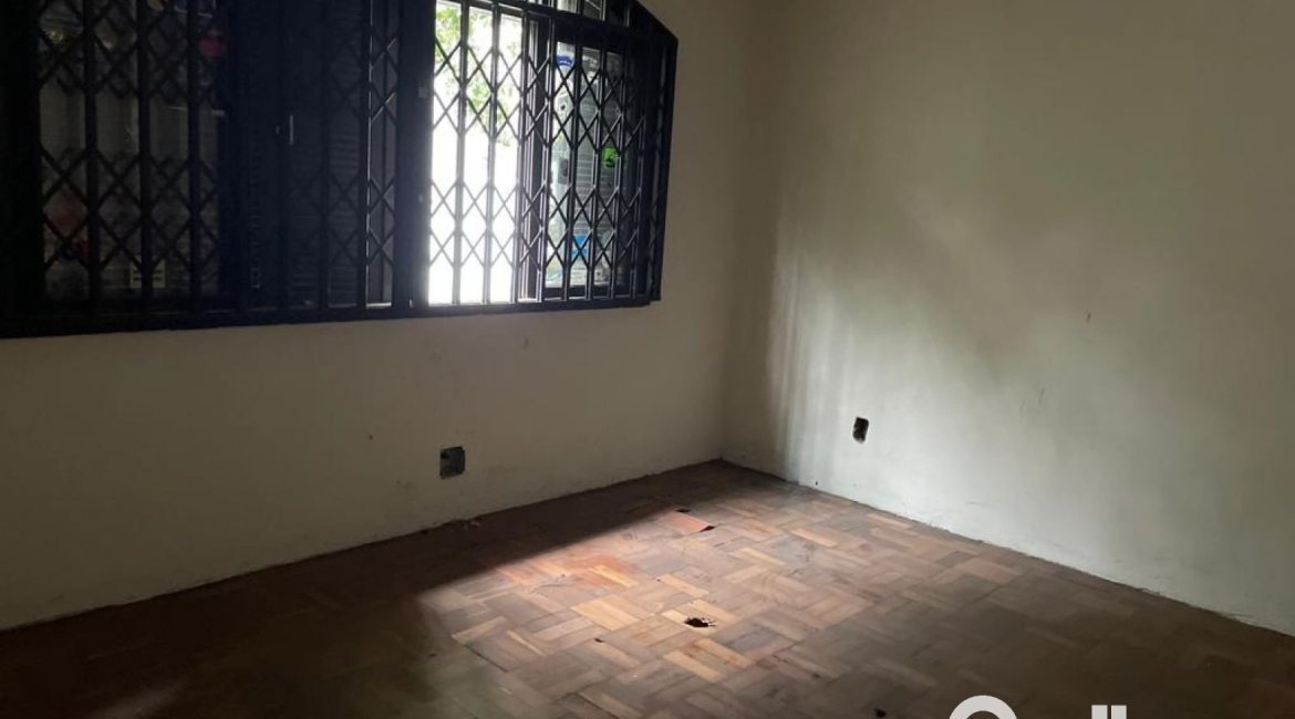 Casa à venda com 440m², 4 dormitórios, 1 suíte, 4 vagas, no bairro Tristeza em Porto Alegre