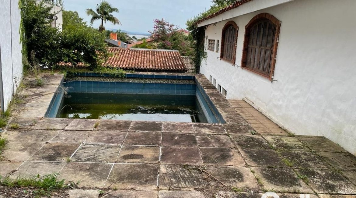 Casa à venda com 440m², 4 dormitórios, 1 suíte, 4 vagas, no bairro Tristeza em Porto Alegre