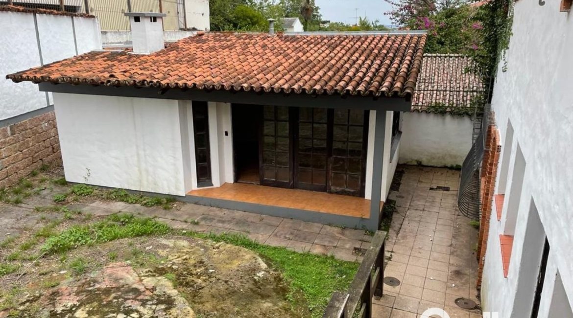 Casa à venda com 440m², 4 dormitórios, 1 suíte, 4 vagas, no bairro Tristeza em Porto Alegre