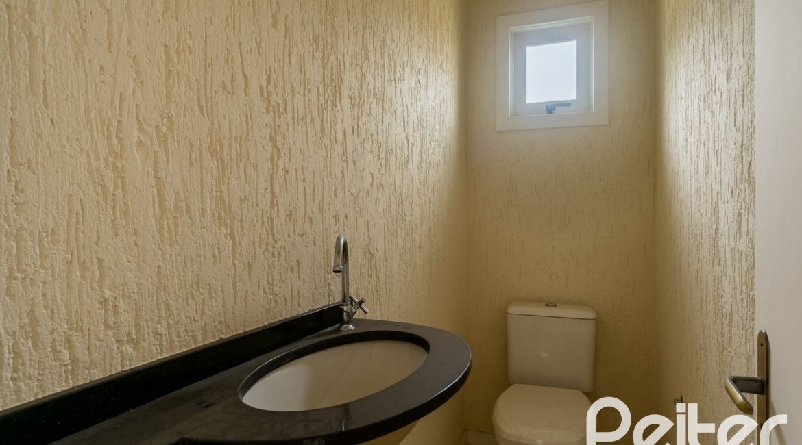 Casa à venda com 208m², 3 dormitórios, 1 suíte, 4 vagas, no bairro Ipanema em Porto Alegre