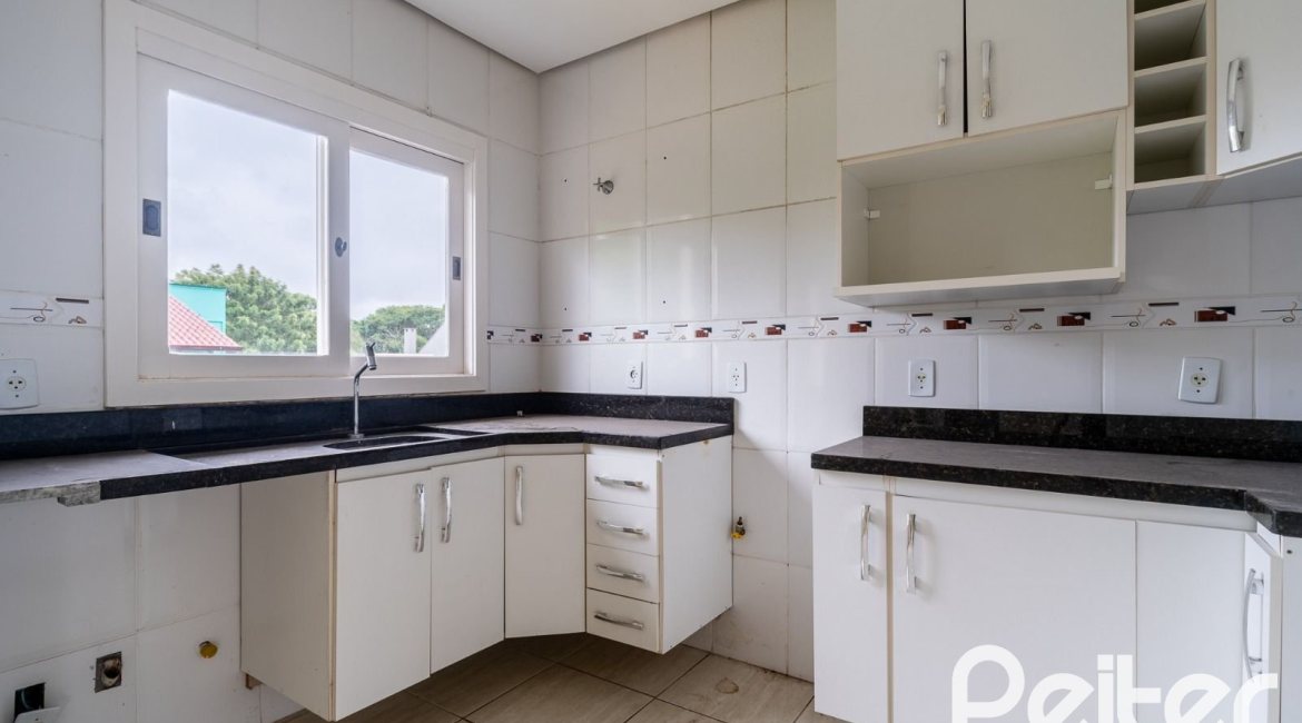 Casa à venda com 208m², 3 dormitórios, 1 suíte, 4 vagas, no bairro Ipanema em Porto Alegre